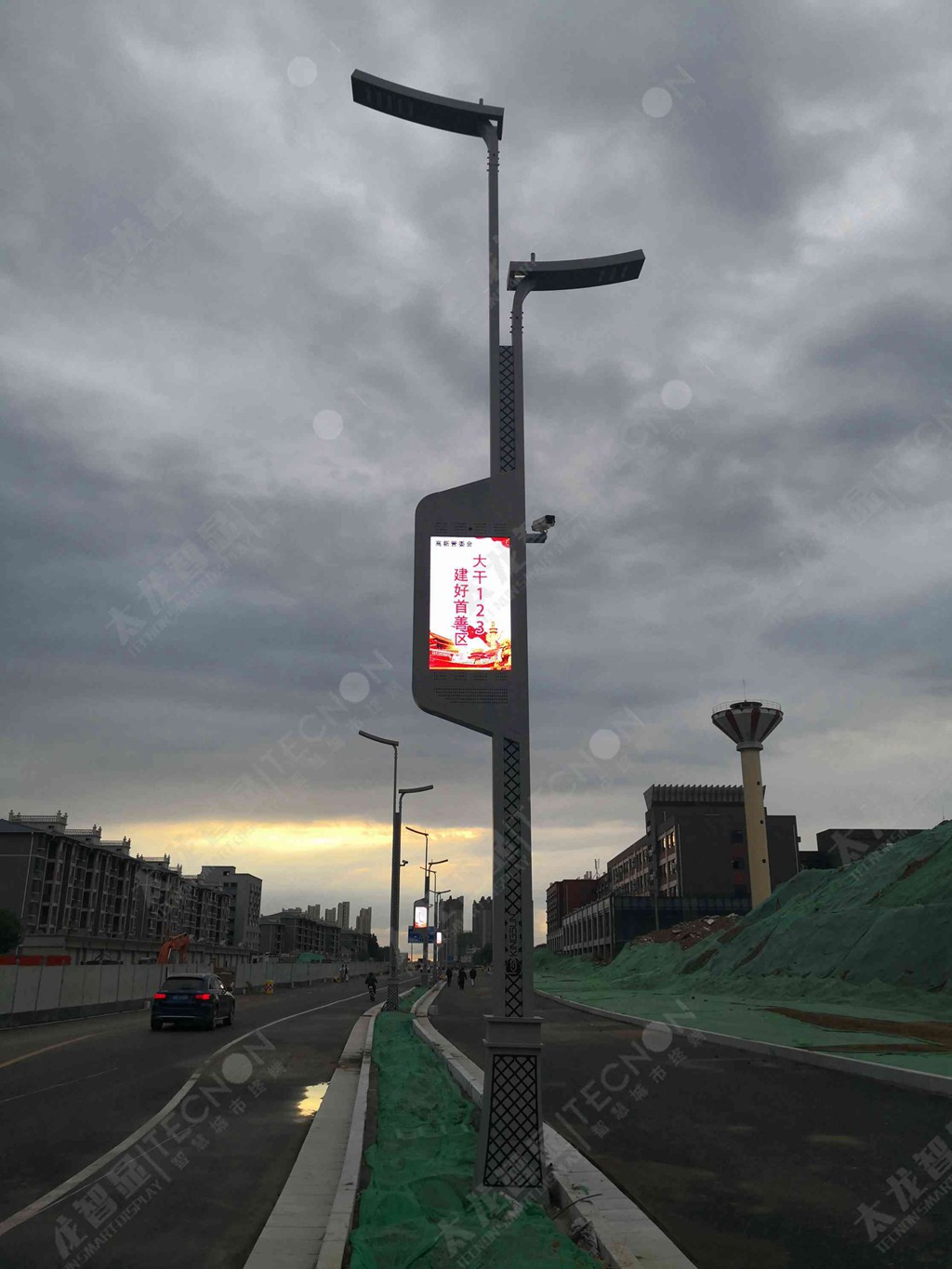 智能LED燈桿屏在西安胡家莊落地！